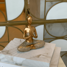 Escultura Mulher Yoga Decorativa Dourado 17cm
