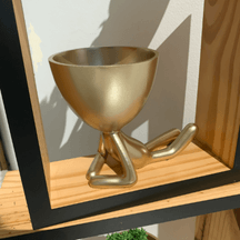 Vaso Cachepot Bob Deitado de Frente em Poliresina Dourado - 16 x 9,7 cm